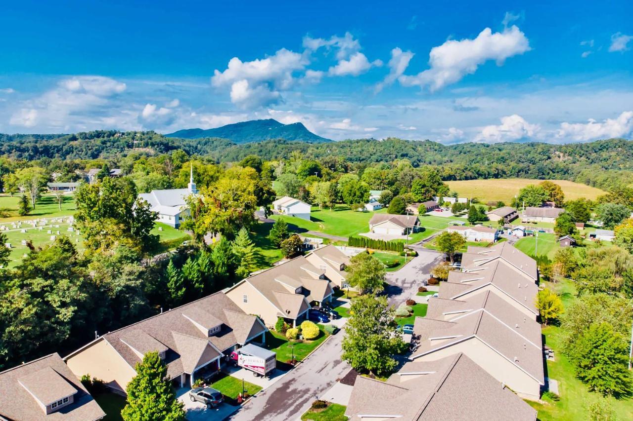 Home With Community Pool - 2 Miles To The Island! Pigeon Forge Exterior photo