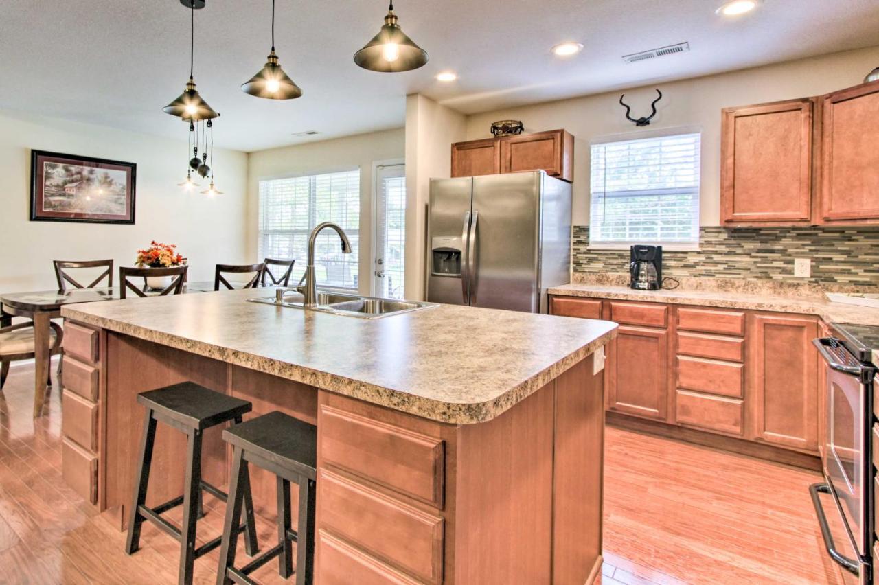 Home With Community Pool - 2 Miles To The Island! Pigeon Forge Exterior photo